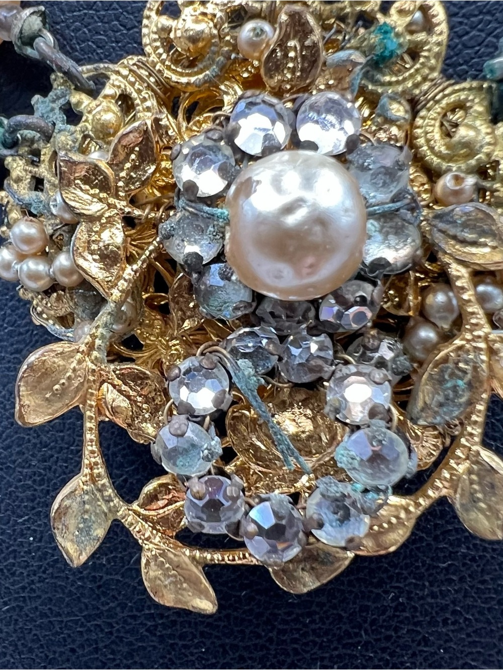 Unsigned Miriam Haskel Faux Pearl Chiker Necklace w/ Filagree Centerpiece - Picture 5 of 12